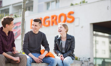 Jeunes devant le logo Jeunes devant le logo